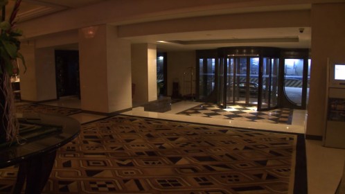 Un hall d'hôtel vide et inquiétant filmé en numérique (Lady Blue Shanghai)