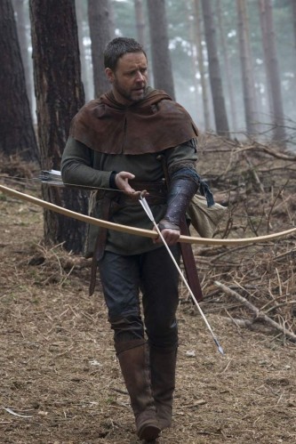 Robin (Russell Crowe) armé de son fidèle arc 