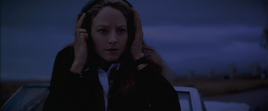 Ellie Arroway (Jodie Foster) reçoit un signal en provenance de Vega dans Contact de Robert Zemeckis