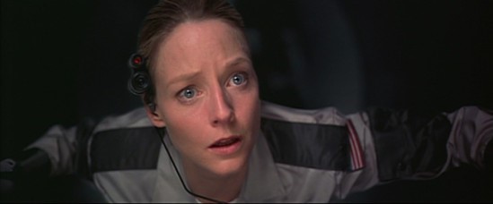 Ellie (Jodie Foster) découvre avec émerveillement le cosmos depuis son vaisseau spatial dans Contact de Robert Zemeckis