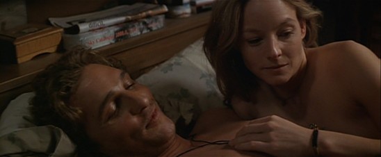 Palmer Joss (Matthew McConaughey) et Ellie (Jodie Foster), un prêcheur et une agnostique inséparables dans Contact de Robert Zemeckis