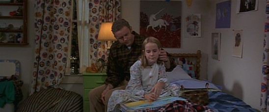 Dans le film Contact, la jeune Ellie, orpheline de mère, est très proche de son père