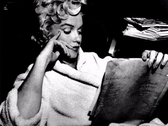 Inauguration de la rubrique Livres de mon blog. Photo: Marilyn Monroe en train de lire