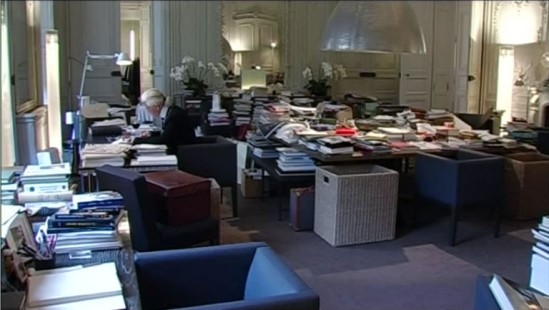 Karl Lagerfeld au travail dans son bureau dans Signé Chanel, le documentaire de Loïc Prigent.