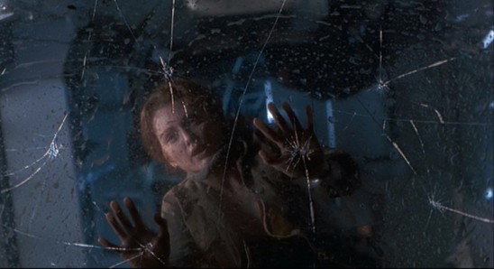 Sarah Harding (Julianne Moore) en mauvaise posture dans la géniale scène du van du Monde Perdu: Jurassic Park de Steven Spielberg (1997).