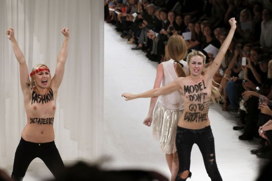 Les Femen font irruption au défilé Nina Ricci : une intervention confuse
  