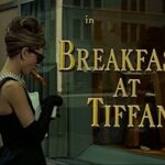 image générique croissant breakfast at tiffany's diamants sur canapé audrey hepburn