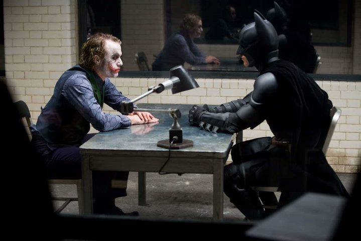 Le Joker (Heath Ledger) fait face à Batman (Christian Bale) dans The Dark Knight de Christopher Nolan.