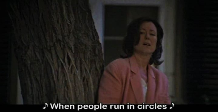 La mère de Donnie Darko à la fin du film, ignorant tout de son existence alternative. La chanson renvoie à la boucle temporelle du récit et à l'hypothèse d'un temps circulaire.