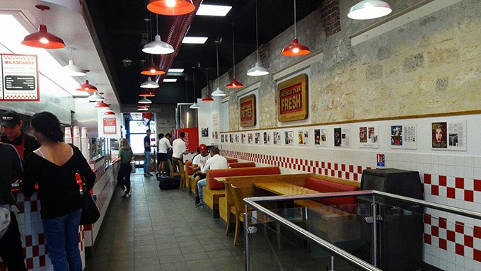 image intérieur restaurant five guys bercy paris