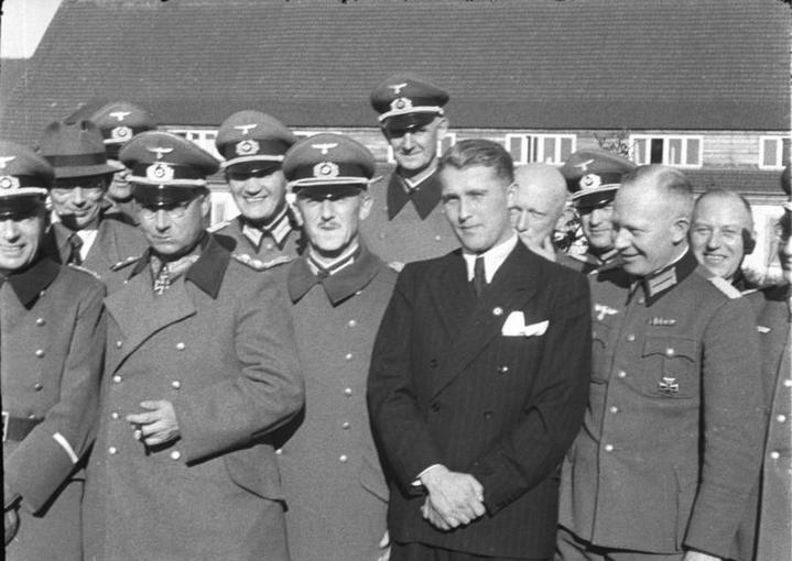 Wernher von Braun (en costume) et ses collaborateurs du centre de recherches de Peenemünde.