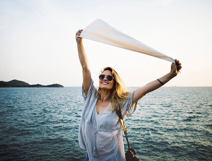 image femme lunettes de soleil plage mer été