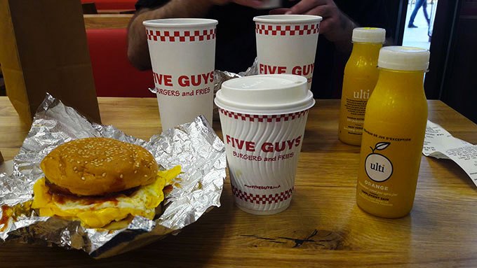 image bacon and egg sandwich café latte jus d'orange petit-déjeuner five guys paris