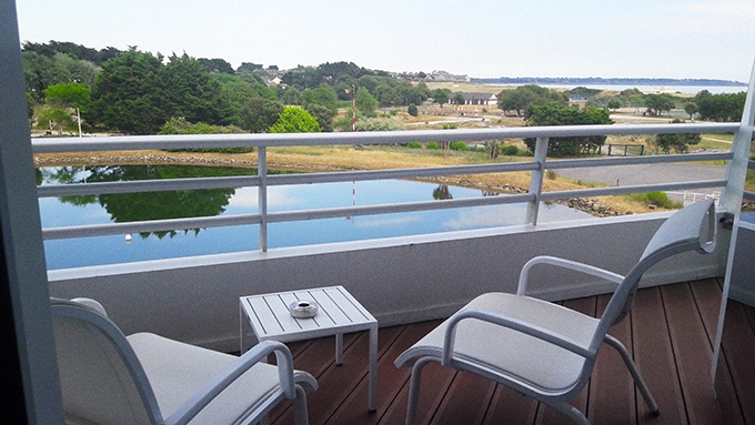 image vue lac et océan depuis terrasse chambre fil de l'eau miramar la cigale hôtel spa et thalasso bretagne