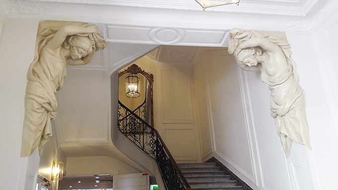 image escalier rez-de-chaussée caryatides hôtel alfred sommier paris madeleine