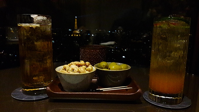 image grands cocktails olives noix de cajou vue tour eiffel illuminée bar windo hyatt regency paris etoile