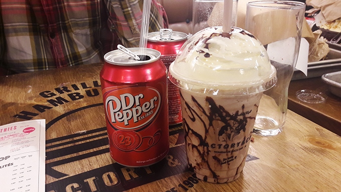 image milkshake chocolate fudge cannette dr pepper factory and co bercy village paris
