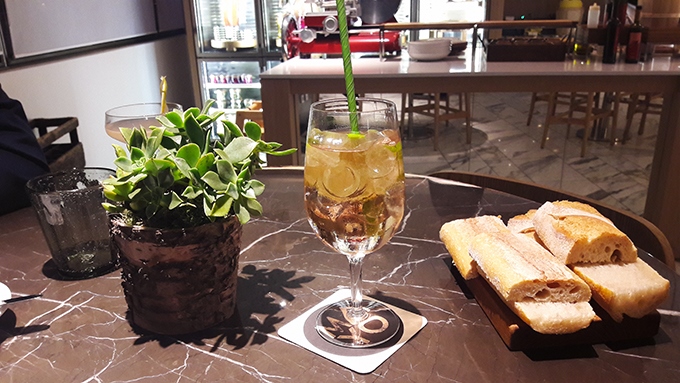 image cocktail lillet rosé tonic restaurant mayo hyatt regency paris étoile