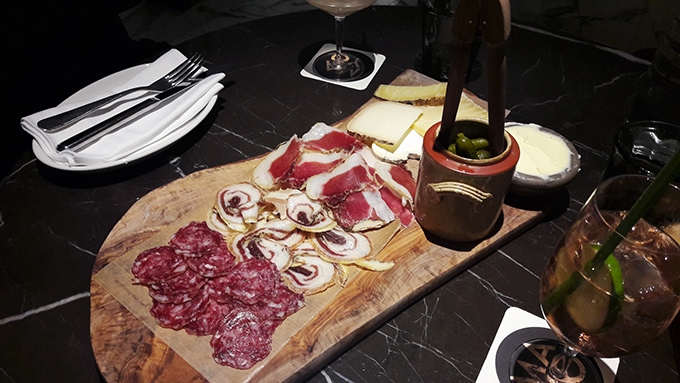 image assiette charcuterie fromages restaurant mayo hyatt regency paris étoile