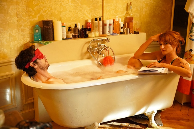 image jeremie elkaïm et camille cottin dans une baignoire premières vacances de patrick cassir