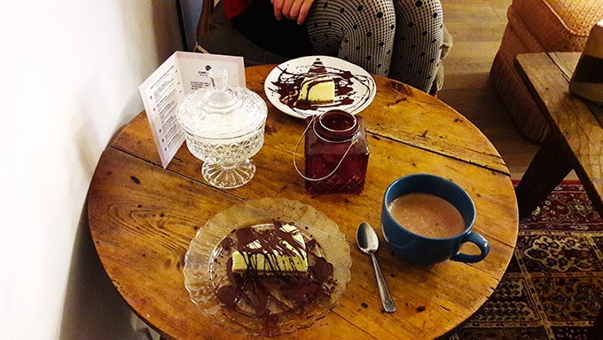 image cheesecakes et chocolats chauds chez ikône bar à chocolat fondu lyon