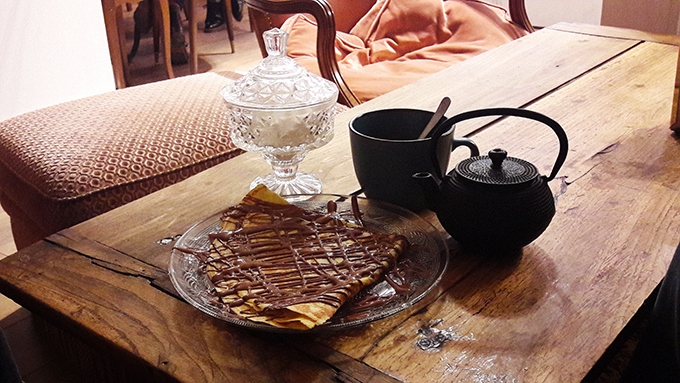 image crêpe au chocolat fondu et thé chez ikône lyon