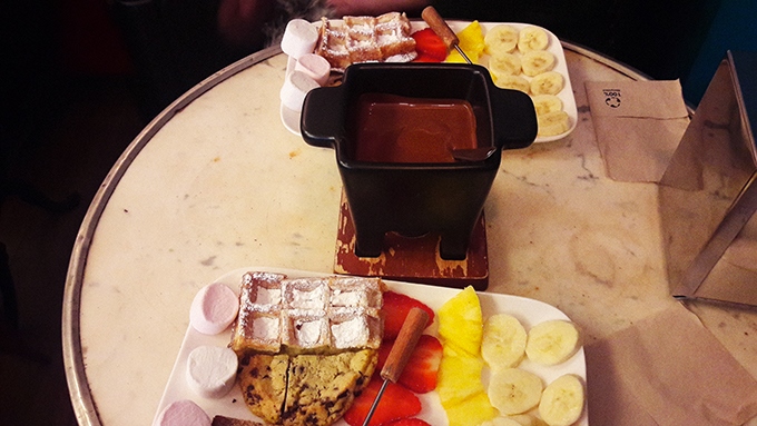 image fondue au chocolat avec fruits et gâteaux chez ikône lyon