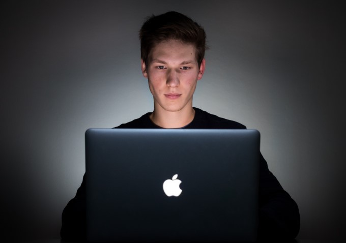 image grzegorz walczak jeune homme travaillant sur ordinateur portable macbook pro