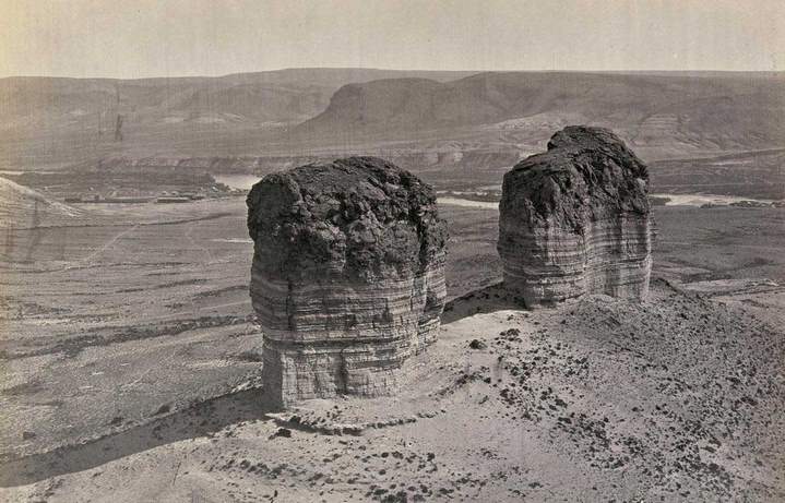 Timothy O'Sullivan, Twin buttes stand near Green River City, Wyoming (1872)