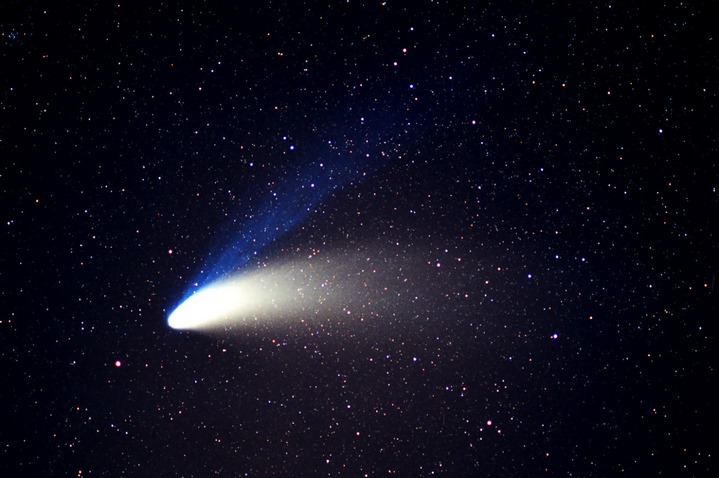 Comète Hale-Bopp, avril 1997. Photographie de l'astronome amateur Joe Roberts (http://www.rocketroberts.com/astro/halebopp_gallery.htm).
