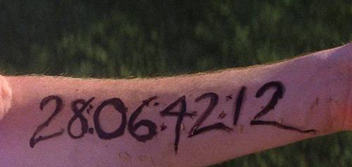 La date de la fin du monde, sur le bras de Donnie Darko.