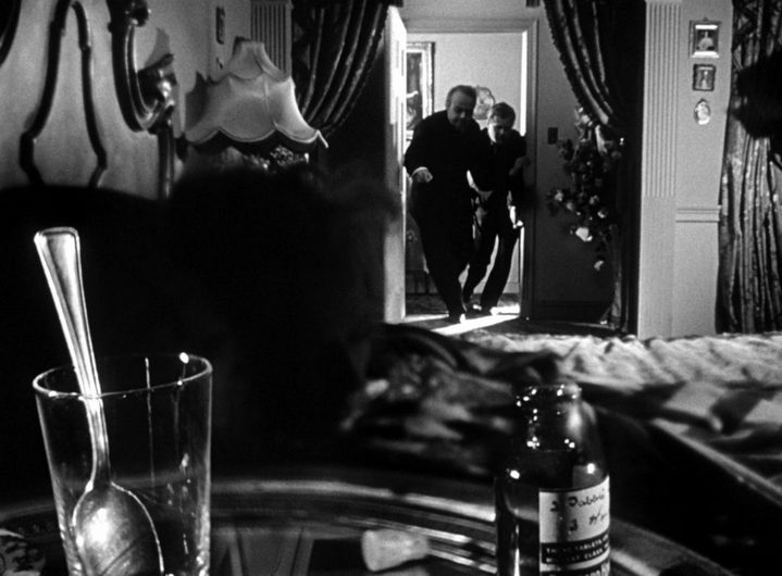 Kane (Orson Welles) et son majordome découvrent Susan inconsciente dans Citizen Kane.