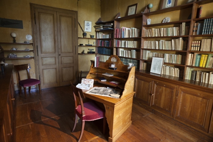Le cabinet de travail et la bibliothèque de George Sand, au château de Nohant (photo de PMRMaeyaert). Source : Wikimedia.