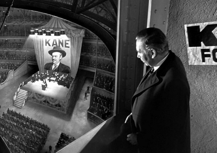 Un exemple extrême de deep focus dans Citizen Kane, réalisé avec des effets visuels (matte painting et exposition séparée des éléments de premier et d'arrière-plan).