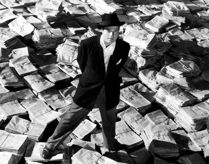 Orson Welles en roi du monde (et du cinéma), dans une image célèbre de Citizen Kane, son premier film.