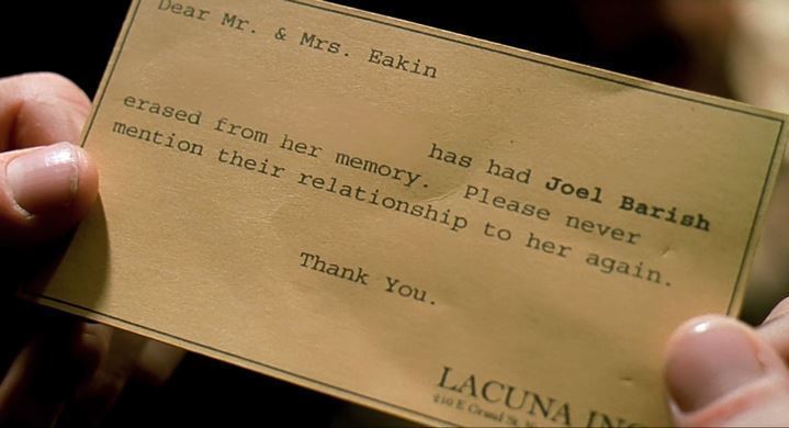 Le nom de Clementine Kruscynski est déjà effacée sur la carte reçue par les amis de Joel Barish, dans Eternal Sunshine of the Spotless Mind.