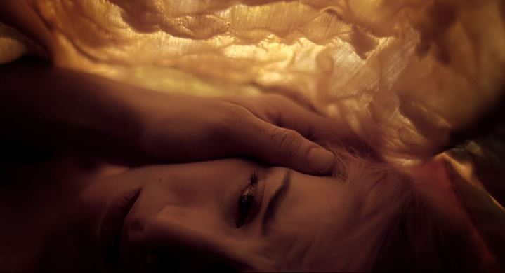Clementine (Kate Winslet) confie à Joel à quel point elle s'est toujours sentie laide. C'est sa principale faille psychologique.