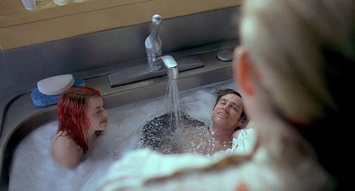 Vous souvenez-vous de vos premiers bains?... Joel (Jim Carrey) revit l'un de ses anciens souvenirs avec Clementine (Kate Winslet).