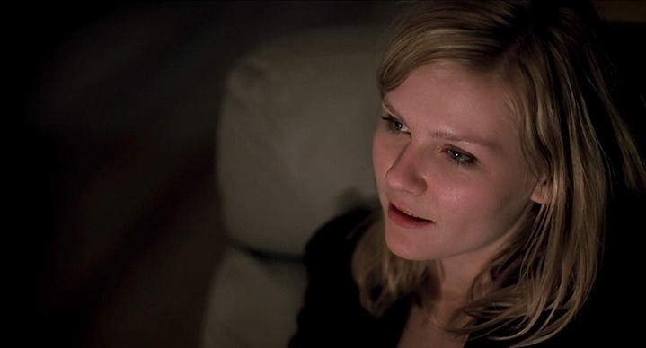 Mary Svevo (Kirsten Dunst) la nuit de l'effacement des souvenirs de Joel, dans Eternal Sunshine of the Spotless Mind.