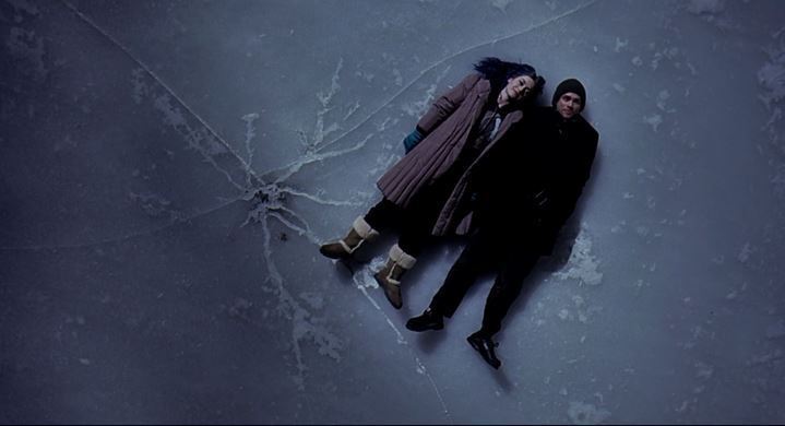 Clementine (Kate Winslet) et Joel (Jim Carrey) allongés sur le fleuve Charles gelé, dans Eternal Sunshine of the Spotless Mind. Joel lui désigne une constellation de son invention : "Osidius l'emphatique".