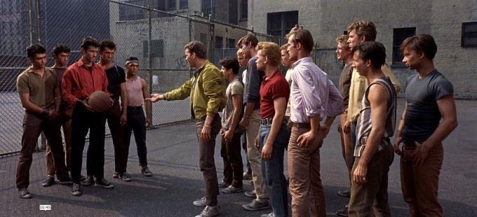 les sharks et les jets s'affrontent sur le terrain de basket dans l'ouverture de west side story 1961