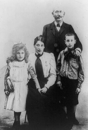 Photographie d'Alfred Dreyfus en compagnie de Lucie, Pierre Léon et Jeanne, prise entre 1910 et 1935.