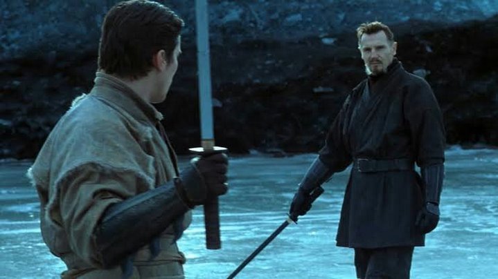 Henri Ducard, alias Ra's Al Ghul (Liam Neeson) entraine Bruce Wayne au combat au sabre, dans Batman Begins.