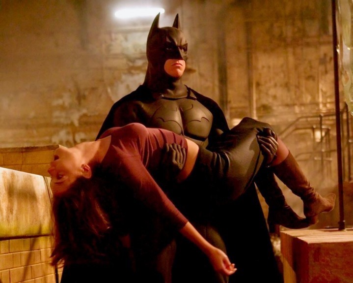 Le chevalier Batman (Christian Bale) sauve Rachel (Katie Holmes), sa demoiselle en détresse.