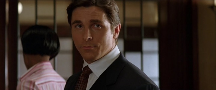Le fringuant (sinon arrogant) Bruce Wayne incarné par Christian Bale dans Batman Begins.