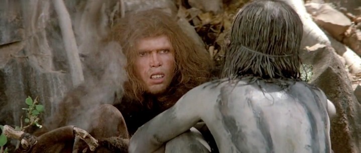 Naoh (Everett McGill) se trouve confronté aux Homo sapiens Ivaka dans La Guerre du feu de Jean-Jacques Annaud.