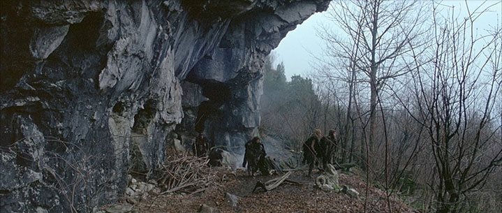 Les Néandertaliens (ou apparentés) de la Guerre du feu sont réduits à s'abriter dans des entrées de grottes.