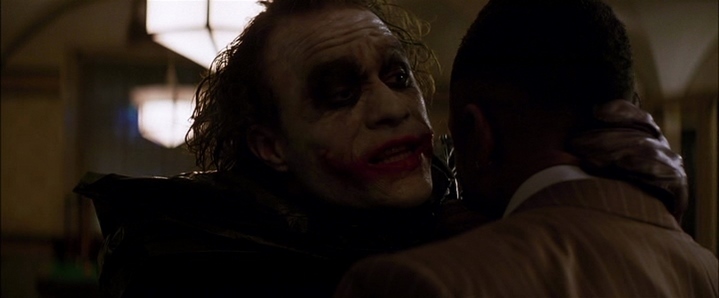 "Veux-tu savoir d'où viennent mes cicatrices?..." demande le Joker (Heath Ledger) avant de tuer un homme de la mafia.
