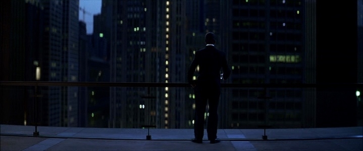 Une vision plus réaliste de Gotham City, qui rappelle les films de Michael Mann.