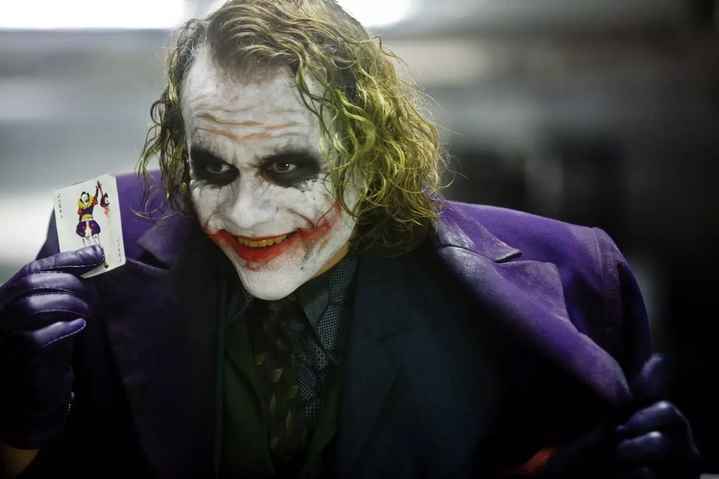 Le Joker (Heath Ledger) prétend tout laisser au hasard dans The Dark Knight.